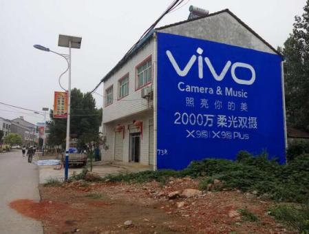 莲花刷墙广告和喷绘墙体广告哪个效果好？
