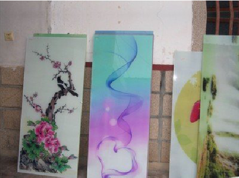 莲花玻璃喷绘的特点。