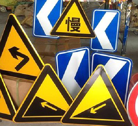 莲花标识标牌中颜色的确定是很重要的。